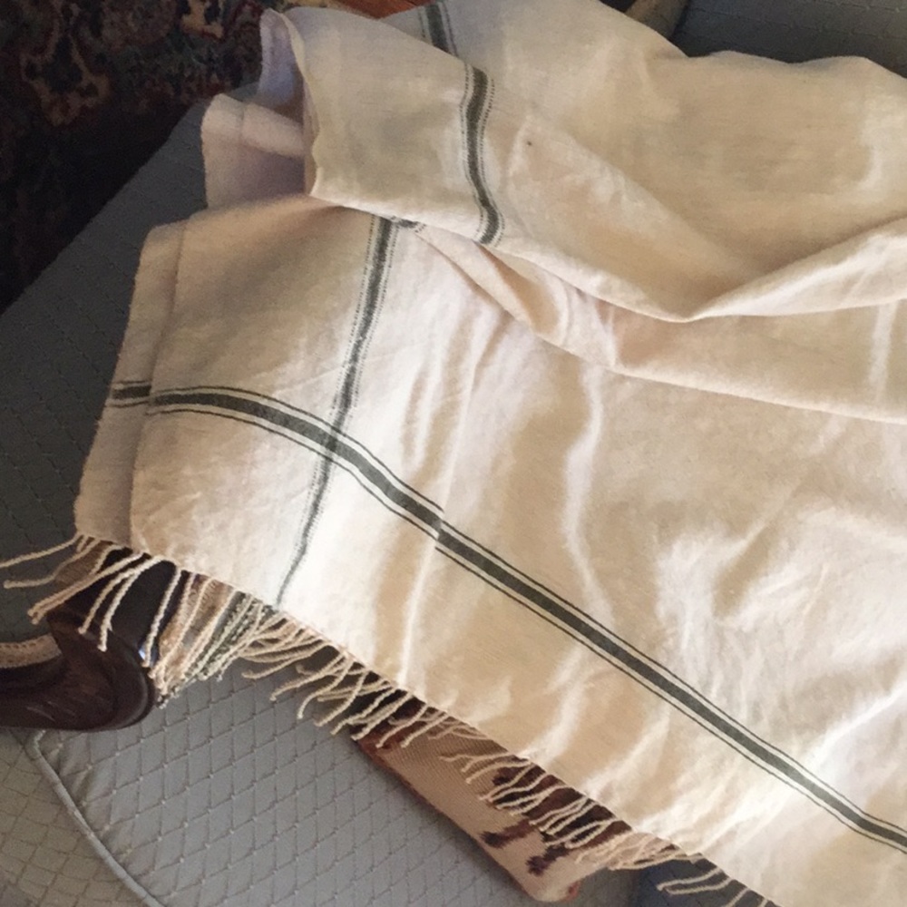 Small tablecloth/throw